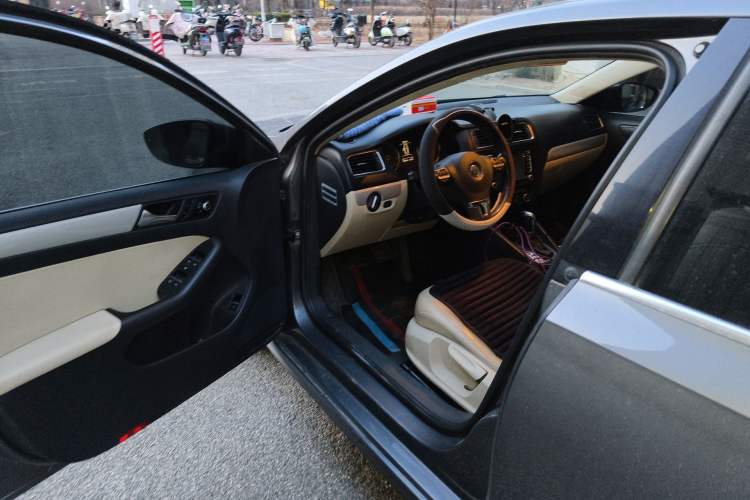 Used Volkswagen Sagitar 2012 1.4TSI Automatic Luxury Edition Driver Seat