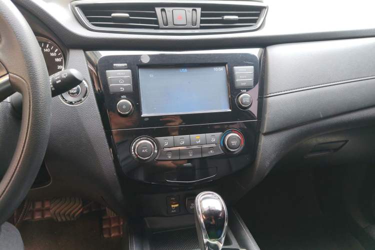 Used Nissan X-Trail 2017 2.0L CVT Comfort Edition 2WD Audio And AC Panel