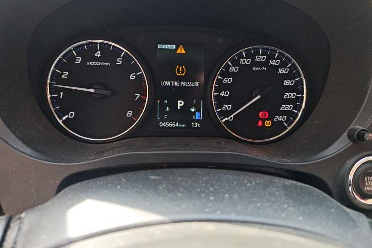 Used Mitsubishi Outlander 2018 2.4L 4x4 Elite Edition 5 Seats Odometer Close Up