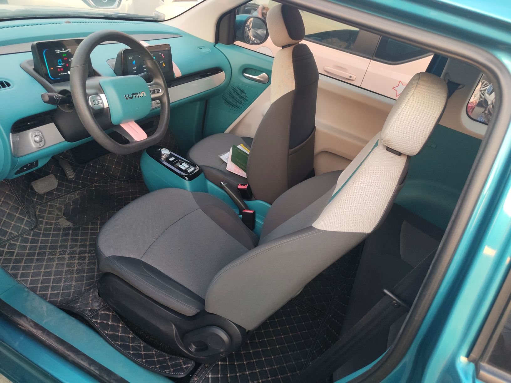 المقاعد الأمامية داخل السيارة