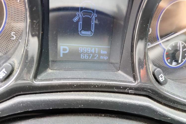 Used JMC Yusheng S350 2013 2.4T Automatic 4x4 Diesel Luxury 5-Seater Odometer Close Up