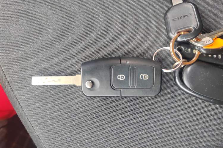 Used JMC Fushun 2025 2.0T 6MT Diesel Short-Wheelbase Low-Roof Commercial Multi-Purpose Passenger Vehicle with 5/6 Seats and Twin-Swing Tailgate