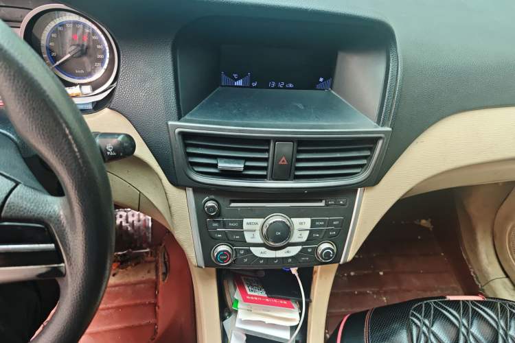 Used Soueast V5 Lingzhi 2012 1.5L Manual Comfort Edition Audio And AC Panel