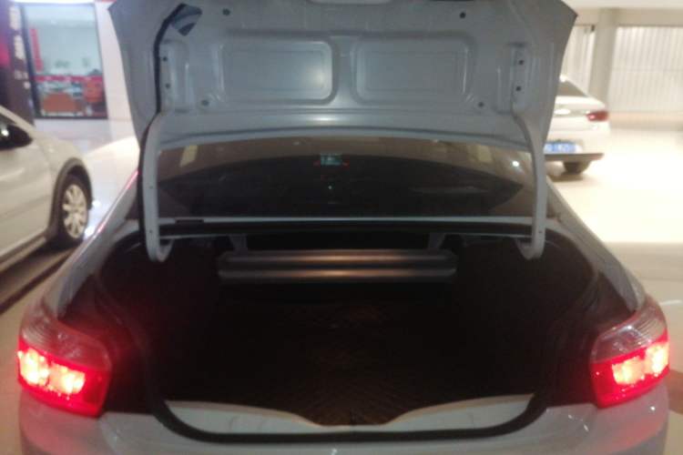 Used Citroen Elysee 2015 Zhishang Edition 1.6L Manual Fashion Model
