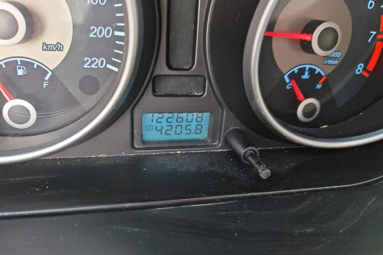 Used Buick Excelle 2011 1.6 LX-MT Odometer Close Up