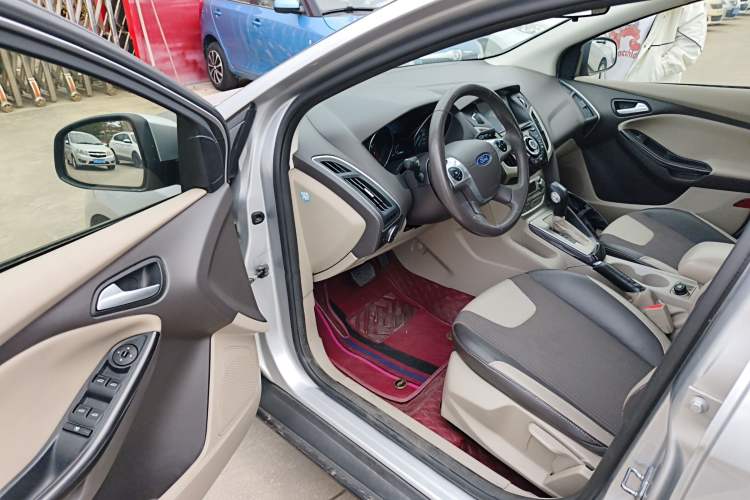 Used Ford Focus 2012 Sedan 1.6L Automatic Fashion Edition
