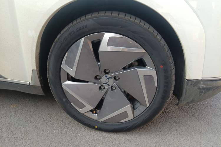 Used Hycan Z03 2022 620 km Range Trendy Cool Version 160 kW 76.8 kWh