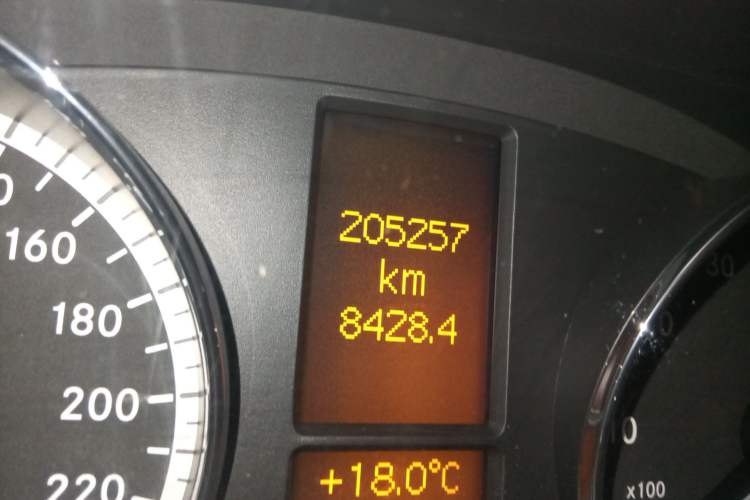 Used Mercedes-Benz Viano 2011 2.5L Navigator Edition Odometer Close Up