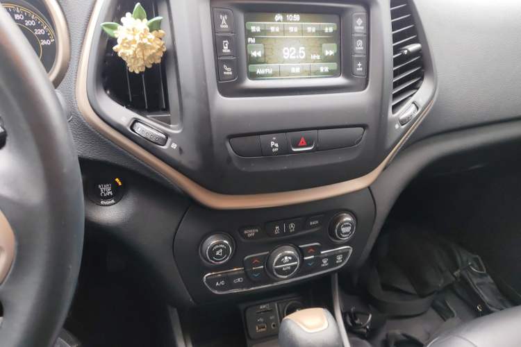 Used Jeep Cherokee 2016 2.4L Leading Edition
