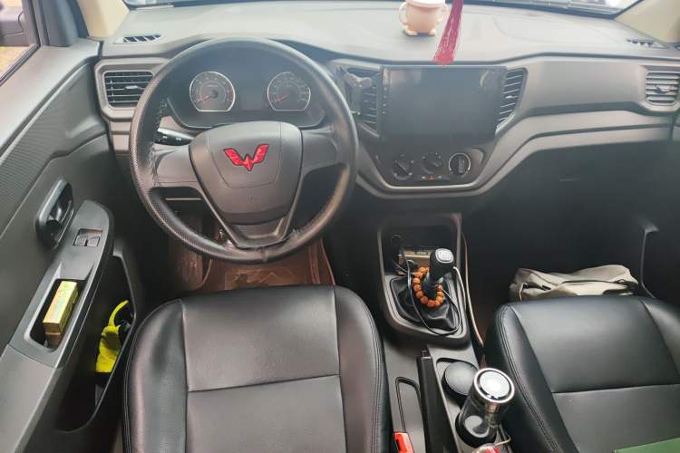 Used Wuling Hongguang V 2022 1.5L Jingqu Edition Electric-Assist LAR Steering Wheel