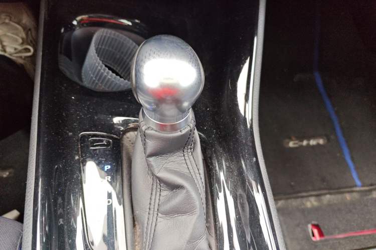 Used Toyota C-HR 2018 2.0L Luxury Sunroof Version China V Emission Standard Gear Lever