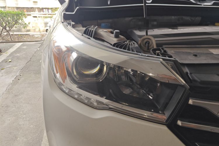 Used GAC Trumpchi GS4 2017 235T Automatic Two-Wheel Drive Luxury Smart Connectivity Version Right Front Headlight