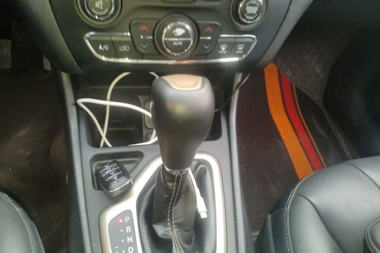 Used Jeep Cherokee 2016 2.4L Leading Edition Gear Lever