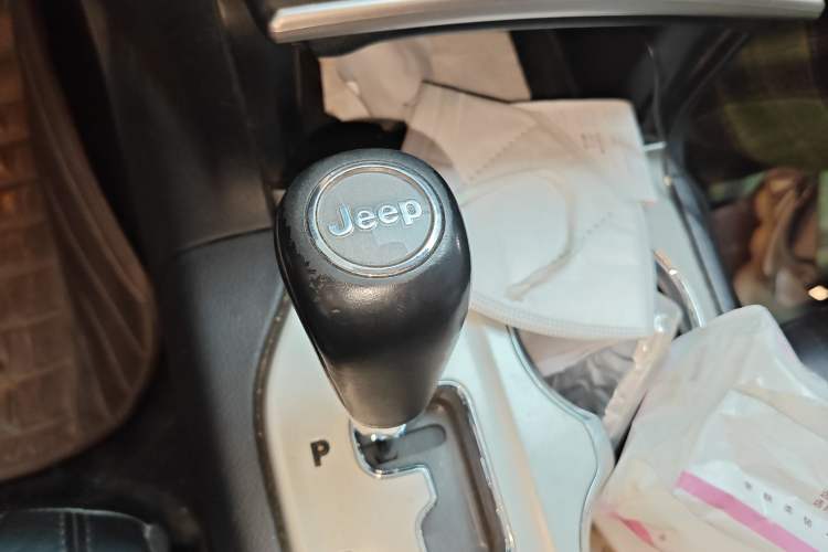Used Jeep Grand Cherokee 2011 3.6L Luxury Navigation Edition Gear Lever