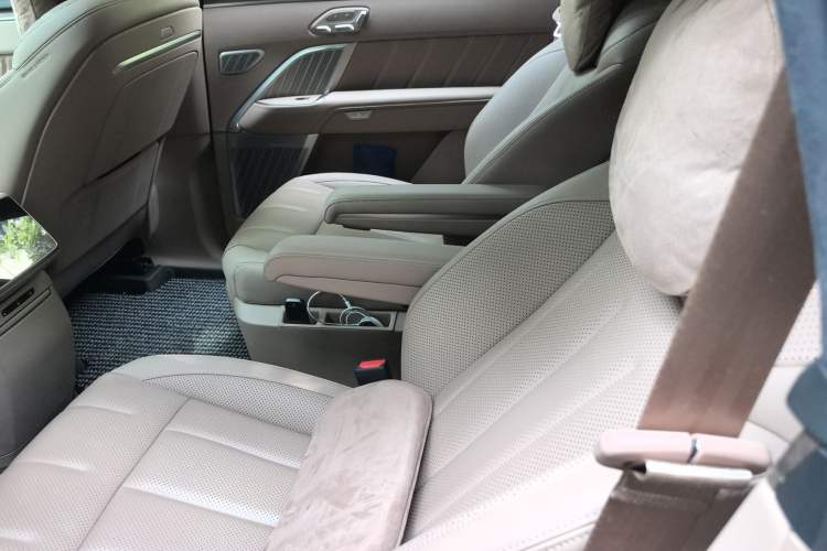 Used ONVO Luxeed L90 2025 Model—Ultra Six-Seater Version Left Rear Seat