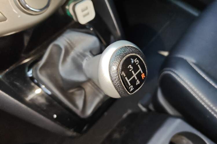 Used BYD S6 2014 2.0L Manual Luxury 5-Seater
