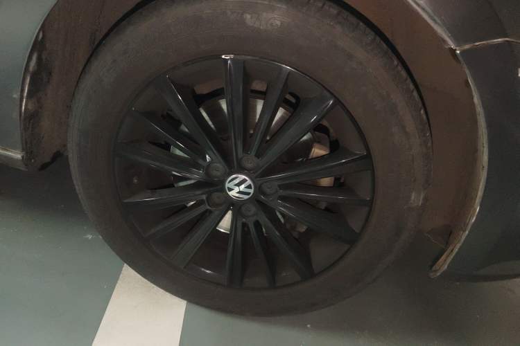 Used Volkswagen Gran Lavida 2013 1.4 TSI Manual Comfort Model Right Front Wheel Hub