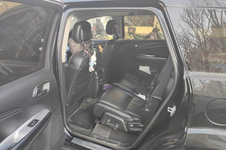 Used Dodge Journey 2013 2.4L Two-Wheel Drive Luxury Version Left Rear Seat