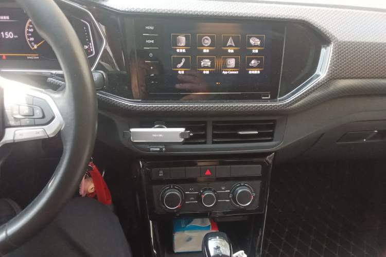 Used Volkswagen Tacqua 2020 1.5L Automatic R-Line Audio And AC Panel