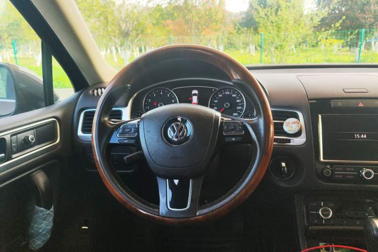Used Volkswagen Touareg 2011 3.0 TSI High-End Version Steering Wheel