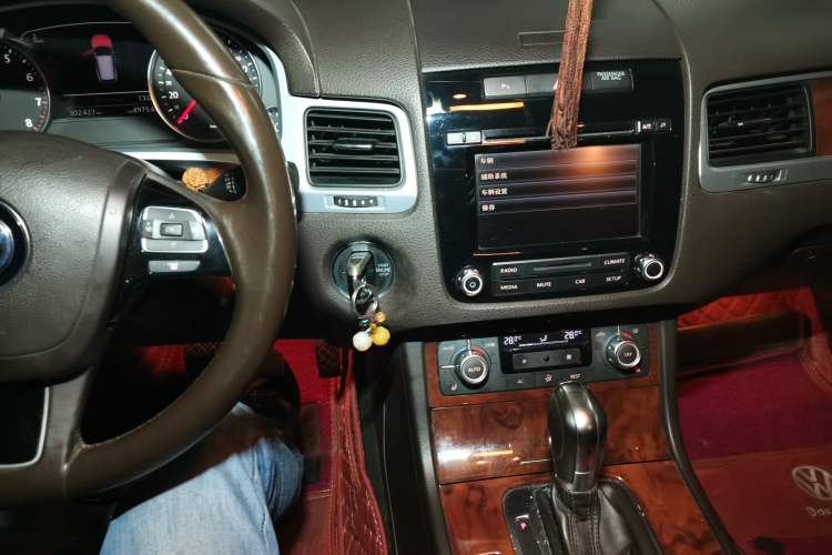 Used Volkswagen Touareg 2011 3.0 TSI Standard Version Audio And AC Panel