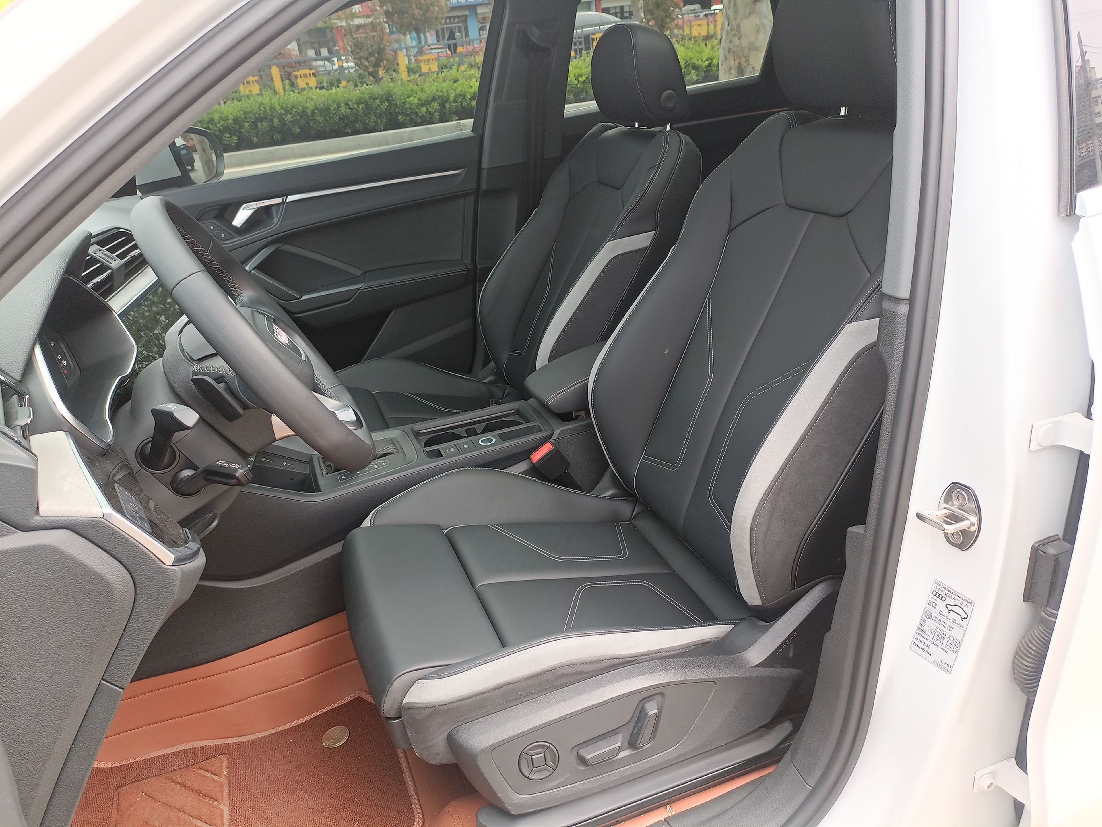 Переднее сиденье в автомобиле