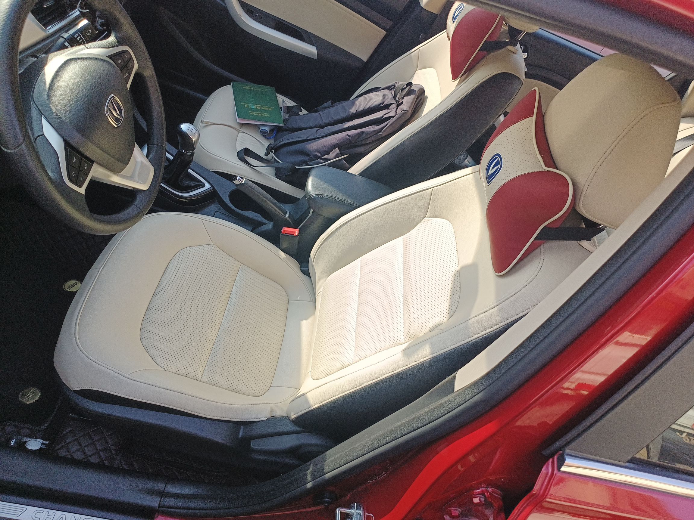 المقاعد الأمامية داخل السيارة