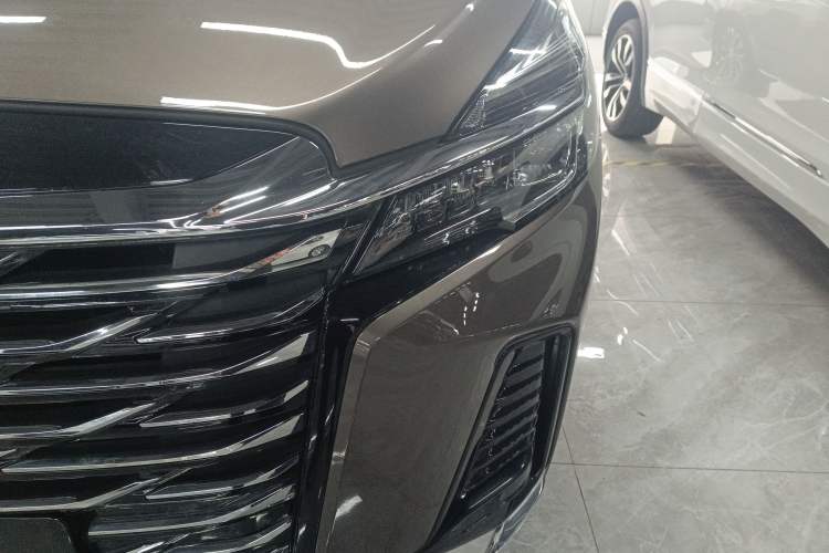 Used Buick GL8 2023 Facelifted Land Cruiser Executive Luxury Version
