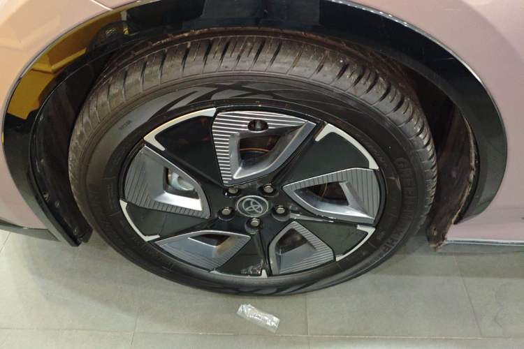 Used Toyota bZ3 2023 616 km Long-Range Premium Left Front Wheel Hub