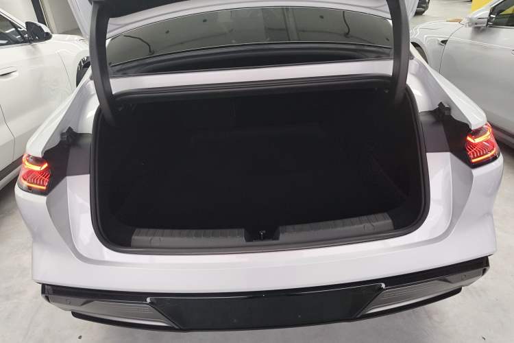 Used Geely Galaxy E8 2024 665 km Range Rear-Drive Starship Long-Range Version