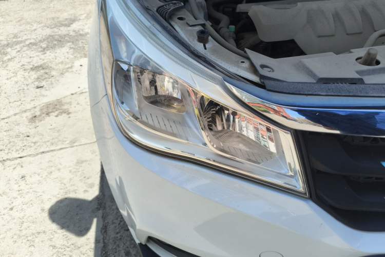 Used FAW Yingzhi 737 2016 1.5L CVT Luxury Navigation Edition Right Front Headlight