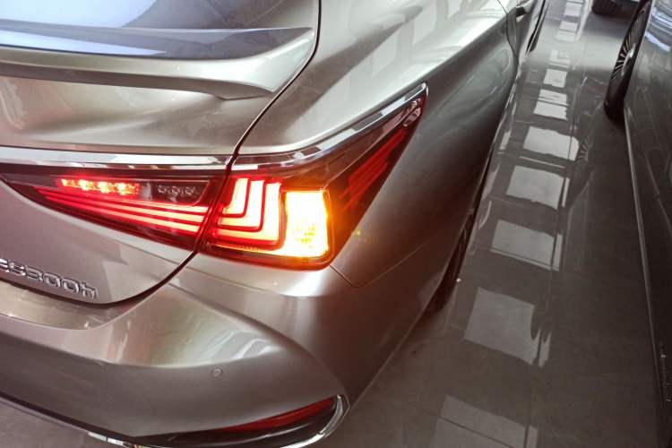 Used Lexus ES 2020 300h Deluxe Edition