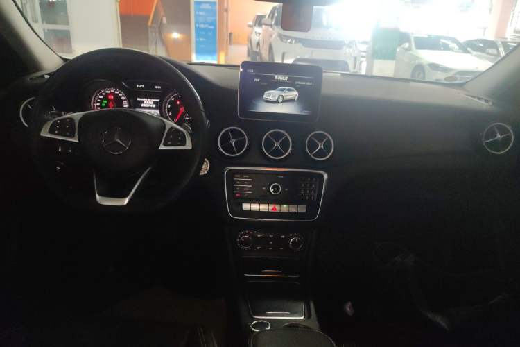 Used Mercedes-Benz GLA 2019 GLA 200 Fashion Model Center Console