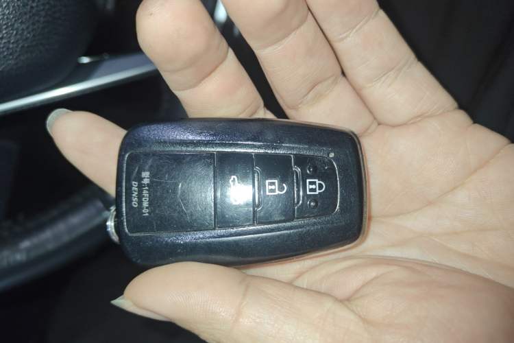 Used Toyota Avalon 2019 2.0L XLE Premium Edition China VI Vehicle Key