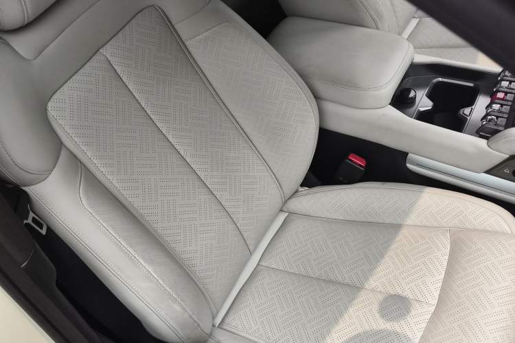 Used Formula Leopard Titanium 3 2025 501KM All-Wheel Drive Intelligent Driving Ultra Version Right Front Seat