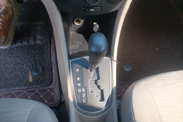 Used Hyundai Verna (older generation) 2014 1.4L Automatic Smart GLS Gear Lever