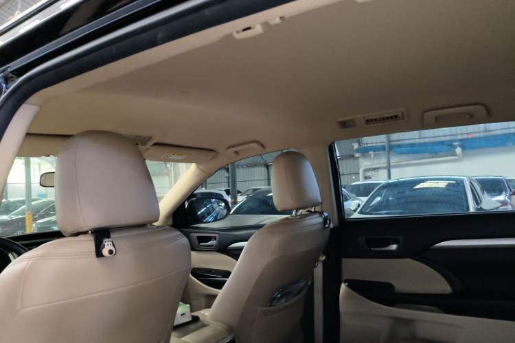 Used Toyota Highlander 2015 2.0T Four-Wheel Drive Elite Edition 7-Seater Headliner