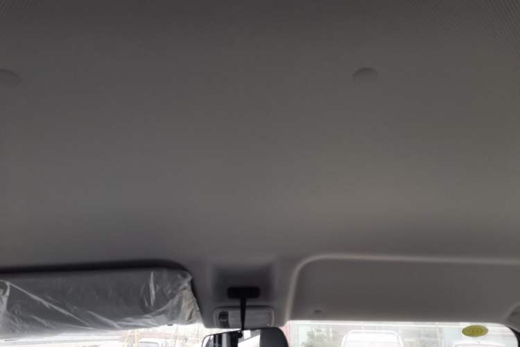 Used Wuling Yangguang 2024 300km Comfort-Grade Passenger Van 60kW Headliner