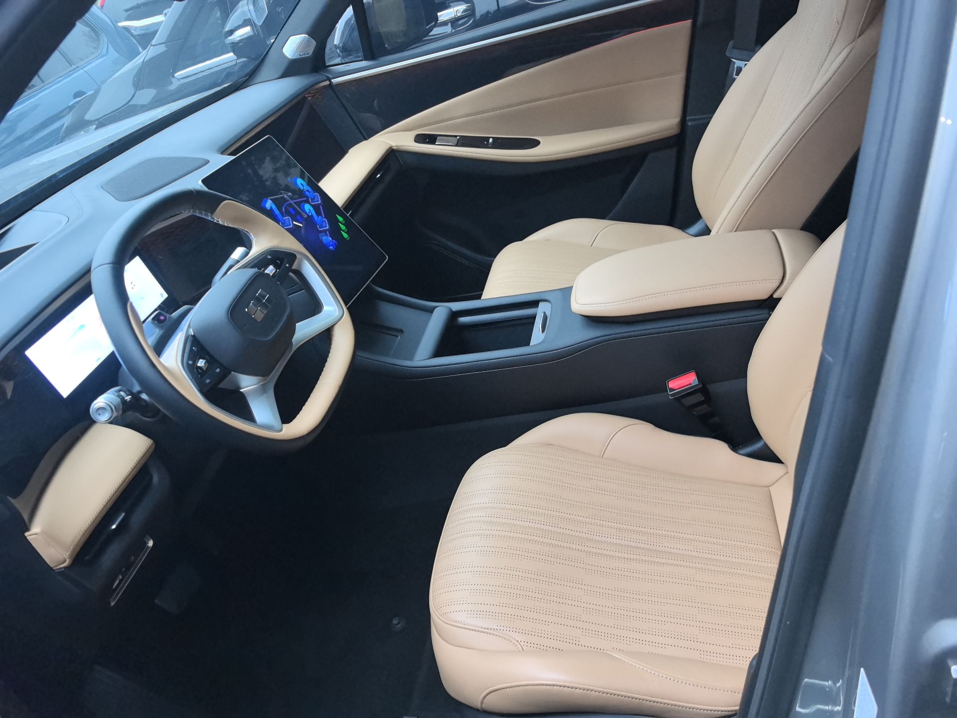 المقاعد الأمامية داخل السيارة