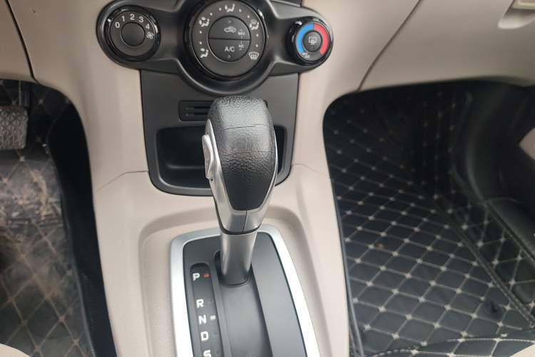 Used Ford Fiesta 2013 Sedan 1.5L Automatic Fashion Edition Gear Lever