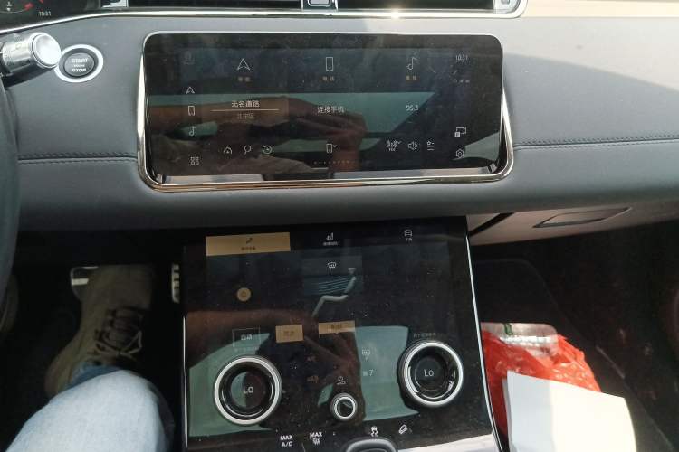 Used Land Rover Range Evoque 2022 Aurora L 249 PS R-Dynamic Luxury Edition Audio And AC Panel