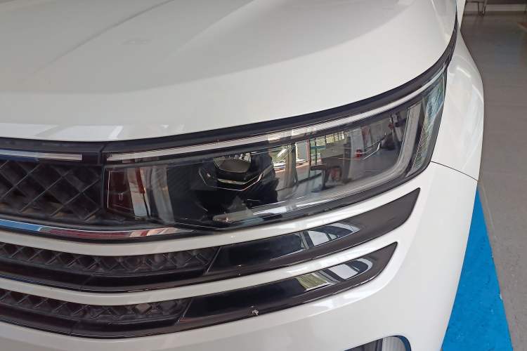 Used Volkswagen Tavendor 2024 Facelifted 380TSI All-Wheel Drive R-Line Cruise Premium Edition Left Front Headlight