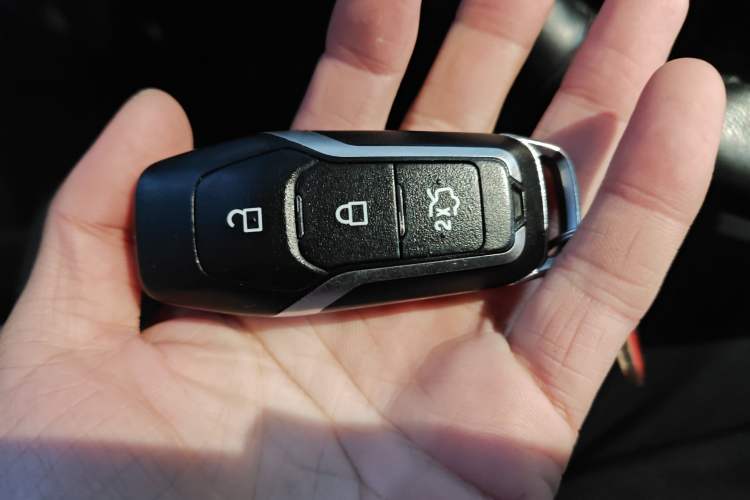 Used Ford Edge 2015 2.0T GTDi Two-Wheel-Drive High-Line Version