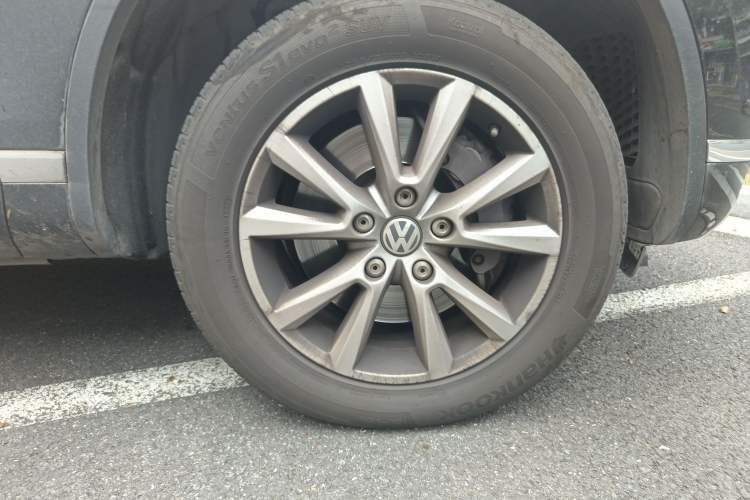 Used Volkswagen Touareg 2017 3.0 TSI Touareg Model Right Front Wheel Hub