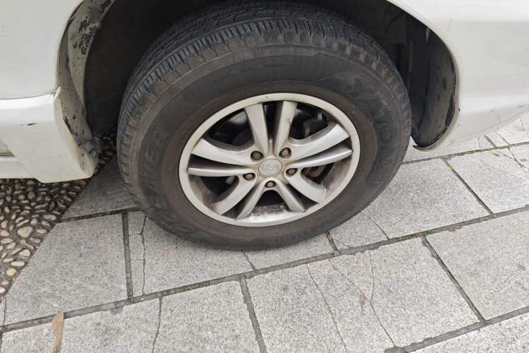 Used Huatai Santa Fe Classic 2011 2.0L Gasoline Manual Two-Wheel Drive Luxury Version Right Front Wheel Hub