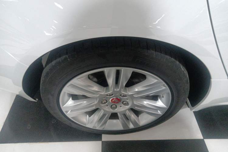 Used Jaguar XFL 2020 XFL 2.0T P200 Two-Wheel-Drive Elite Edition Right Rear Wheel Hub