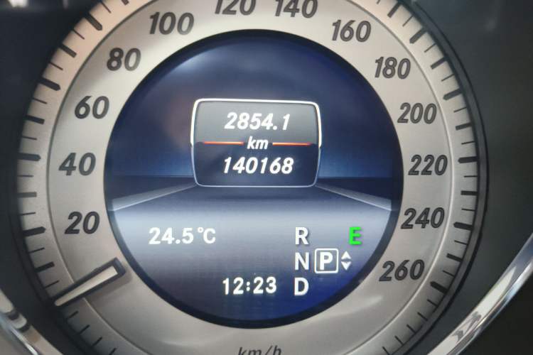 Used Mercedes-Benz GLK-Class 2015 GLK 300 4MATIC Luxury Ultimate Edition Odometer Close Up