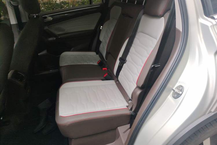 Used Volkswagen Tiguan L 2022 330TSI Automatic Two-Wheel Drive R-Line Enhanced Edition Left Rear Seat