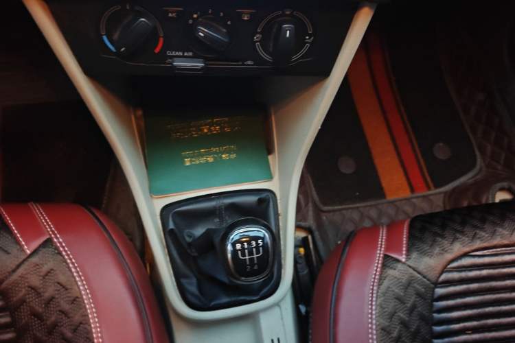 Used Skoda Rapid 2015 1.6L Manual Smart Selection Model Gear Lever