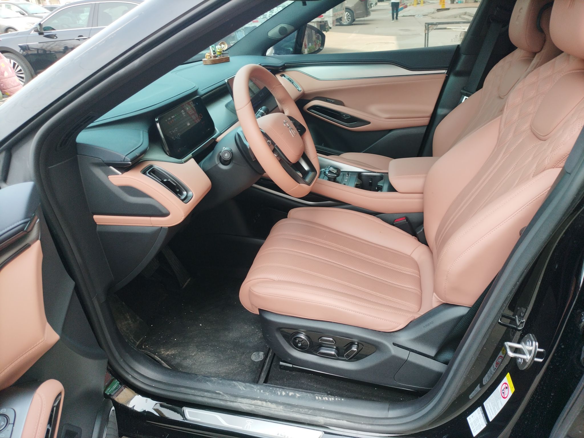 Переднее сиденье в автомобиле